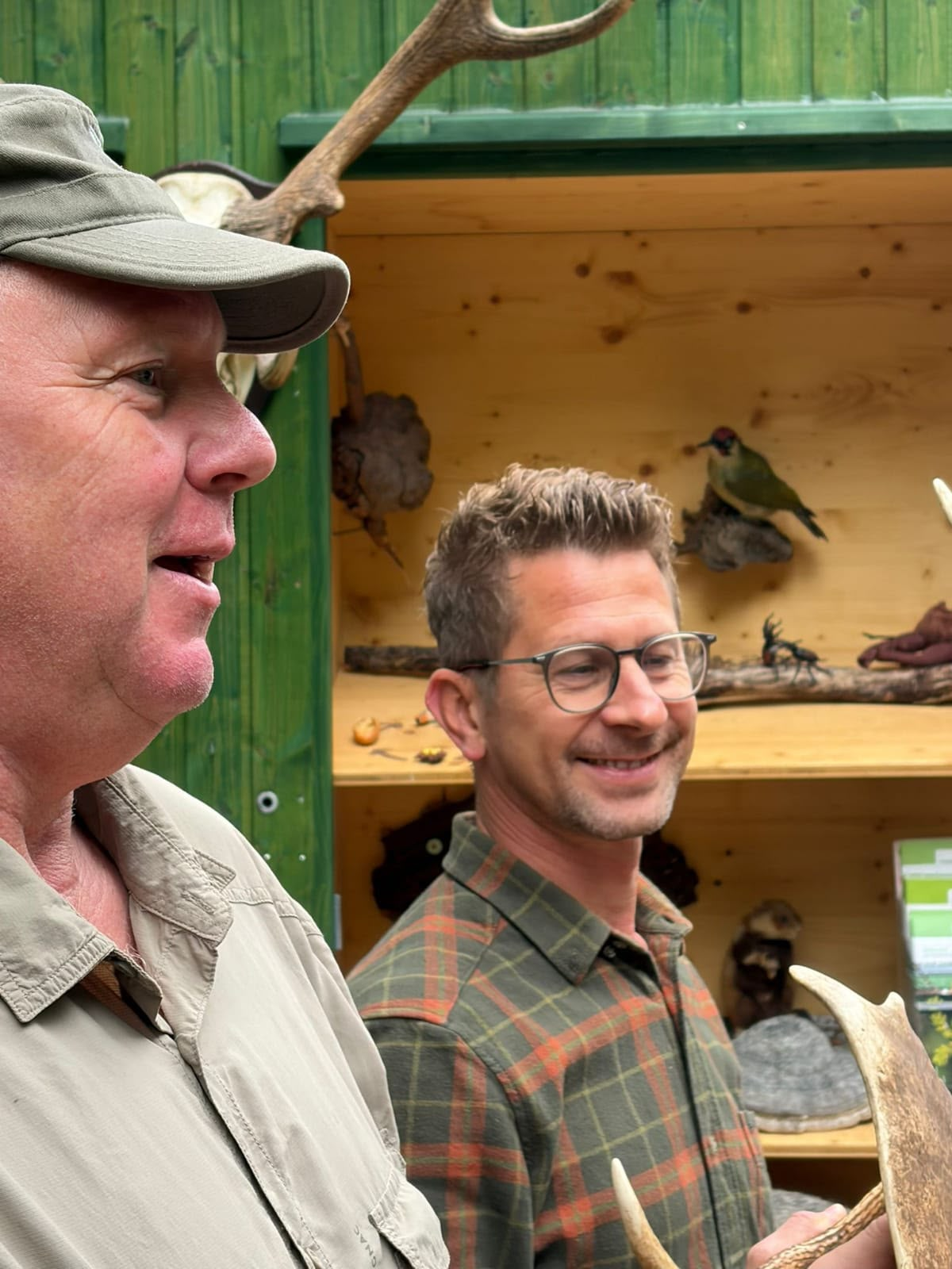 Holger Leonhardt und Christoph Gille an der Waldstation