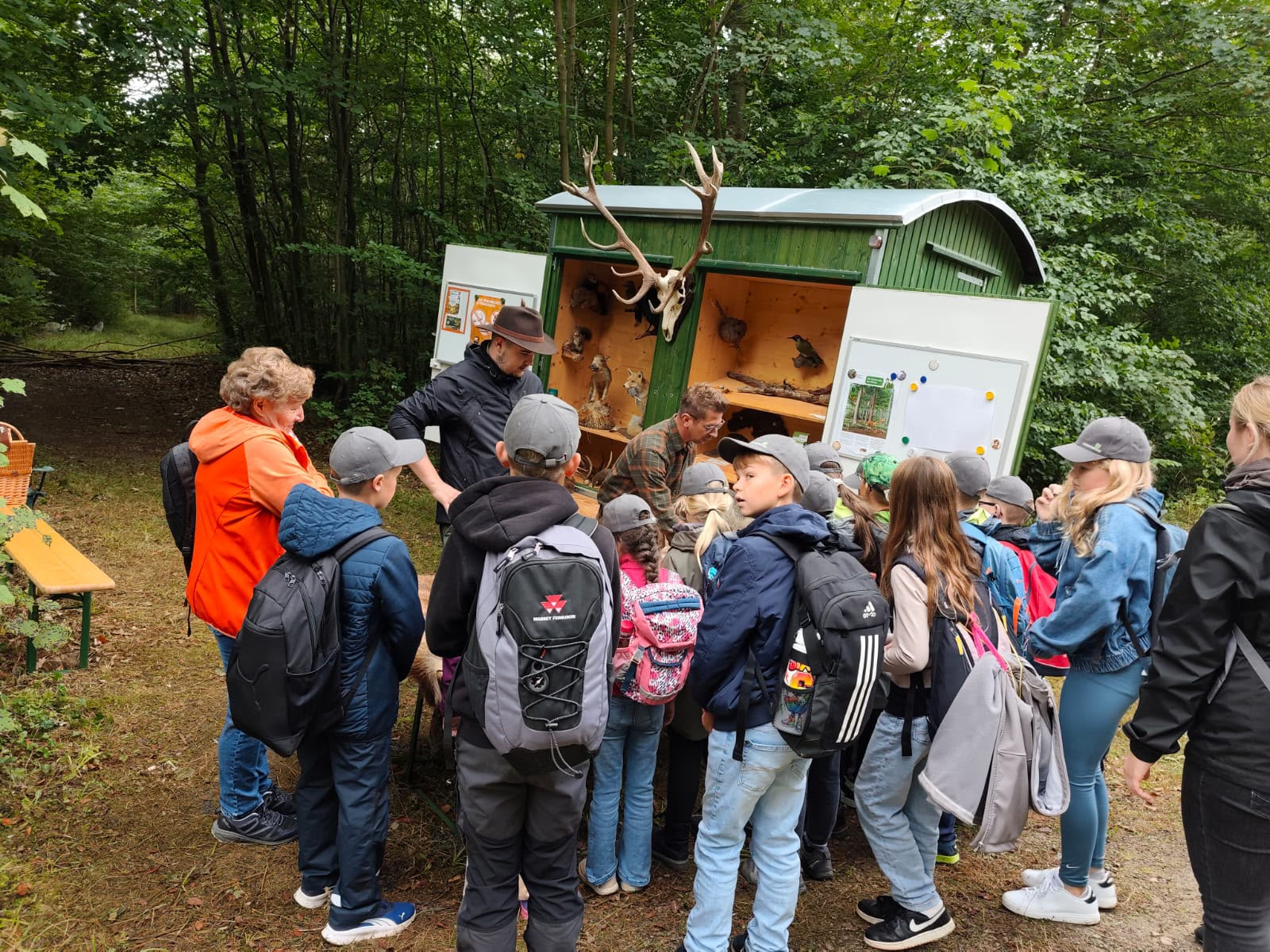 Schulklasse an der Waldstation der Jägerschaft