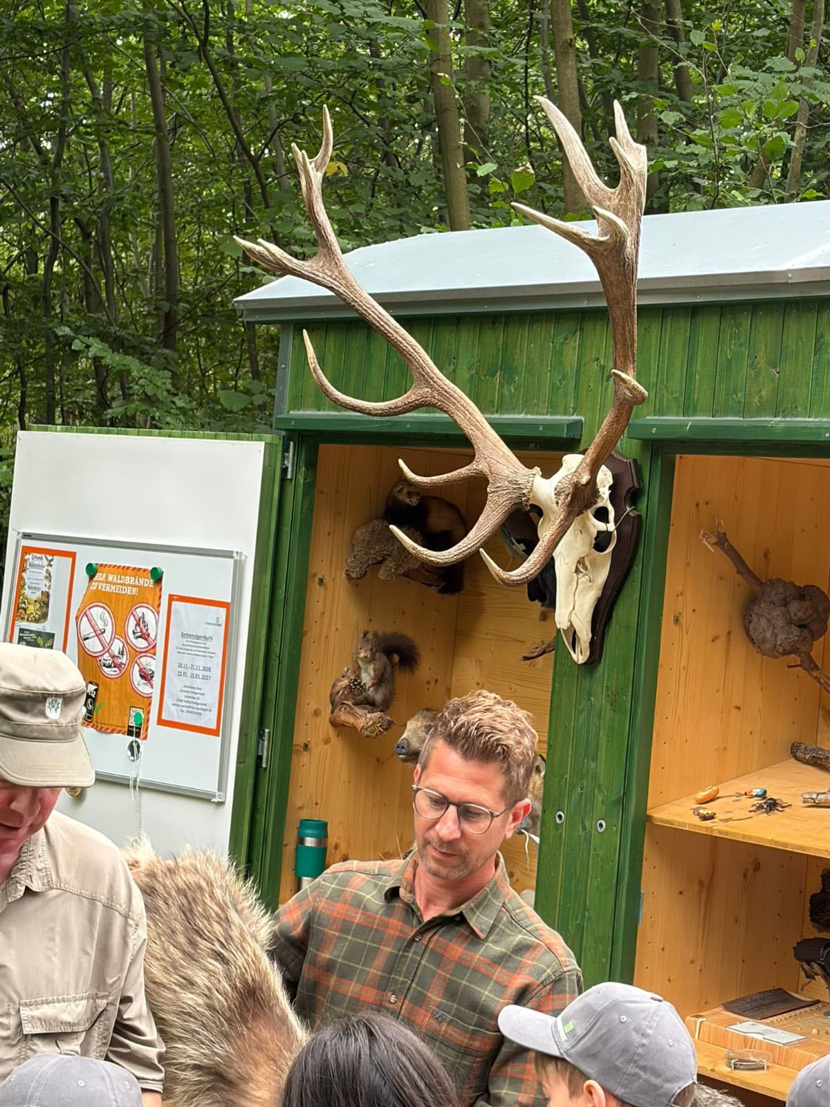 Christoph Gille erklärt den Kindern heimische Wildtiere
