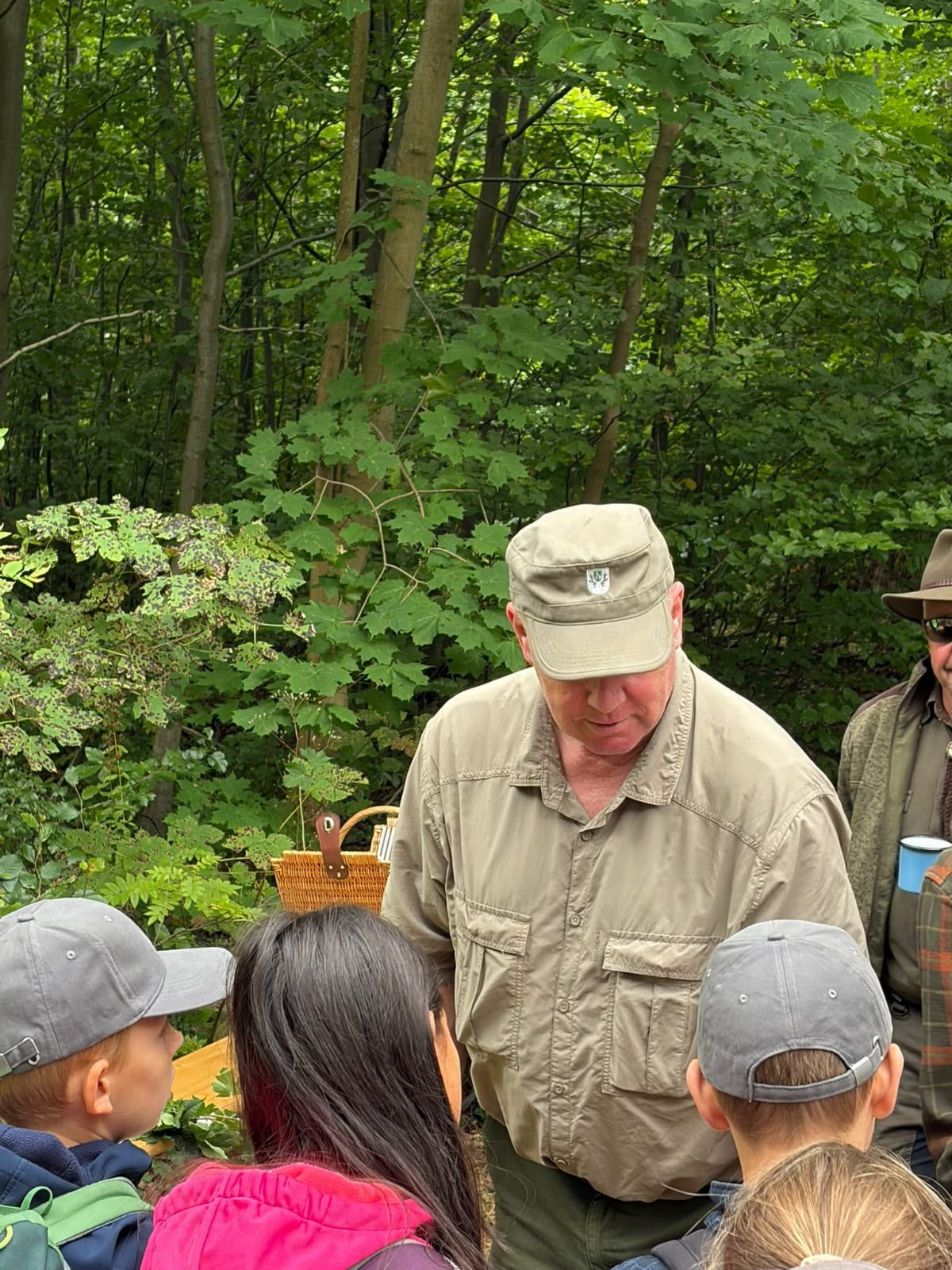Holger Leonhardt im Gespräch mit den Grundschülern